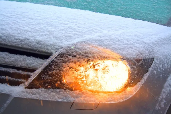 Φωτιζόμενο προβολέων στο χιονισμένο καιρικές συνθήκες. Φωτογραφία Αρχείου