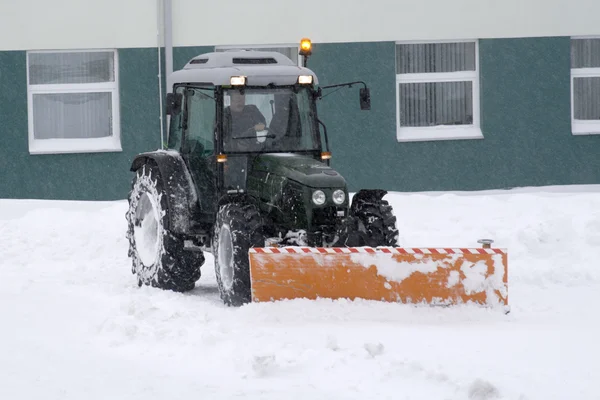 Traktor ta bort snö. Stockbild
