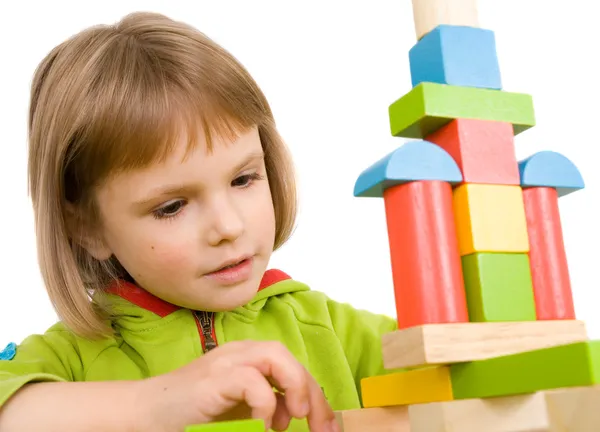 Enfant joue avec des blocs jouets — Photo