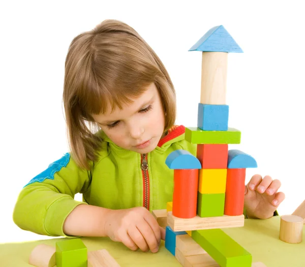 Дети играют с игрушечными блоками — стоковое фото