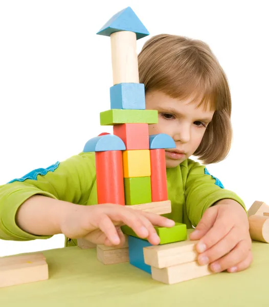 Criança brinca com blocos de brinquedo — Fotografia de Stock