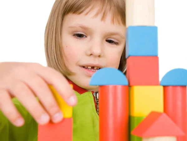 Bambino gioca con blocchi di giocattoli — Foto Stock