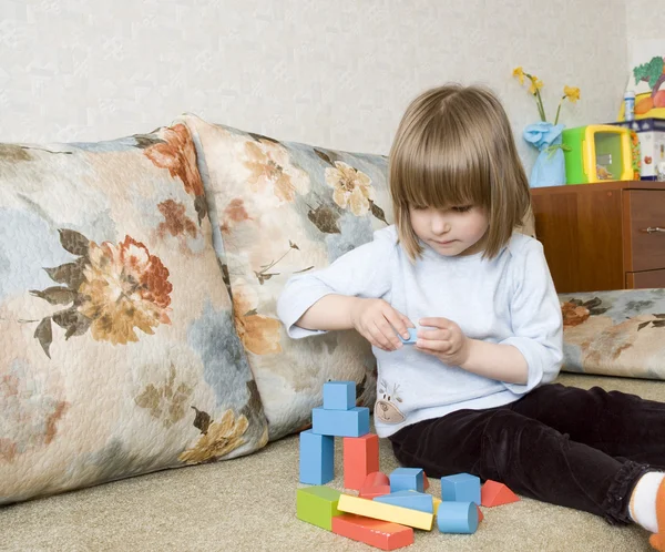 Niño juega con bloques de juguete —  Fotos de Stock