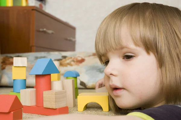 Çocuk oyuncak legolarla oynuyor — Stok fotoğraf