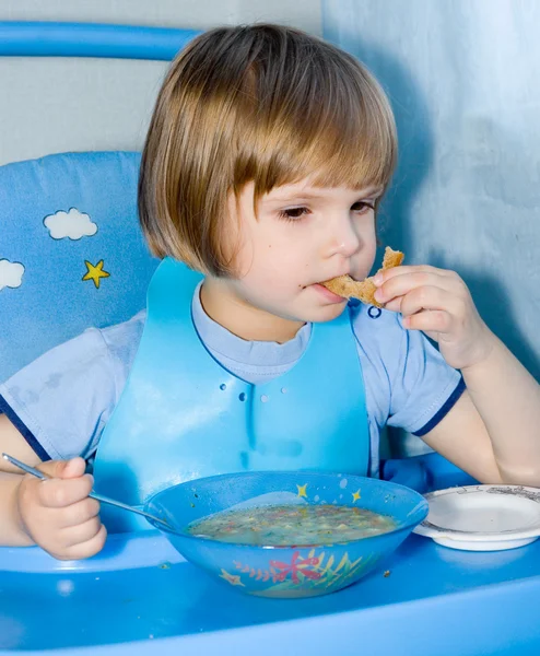 子供を食べる — ストック写真