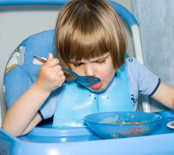 儿童吃 — 图库照片