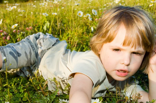 Criança na grama — Fotografia de Stock