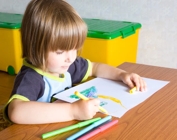 Дитина малює — стокове фото