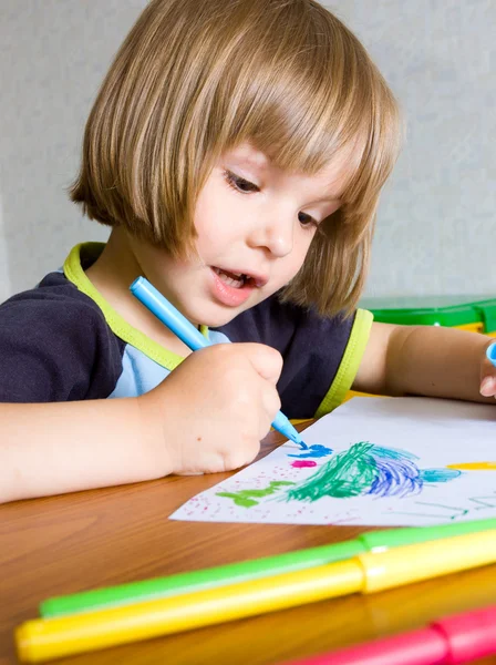 Дитина малює — стокове фото