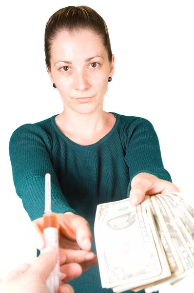 Mujer con dinero y jeringa — Foto de Stock