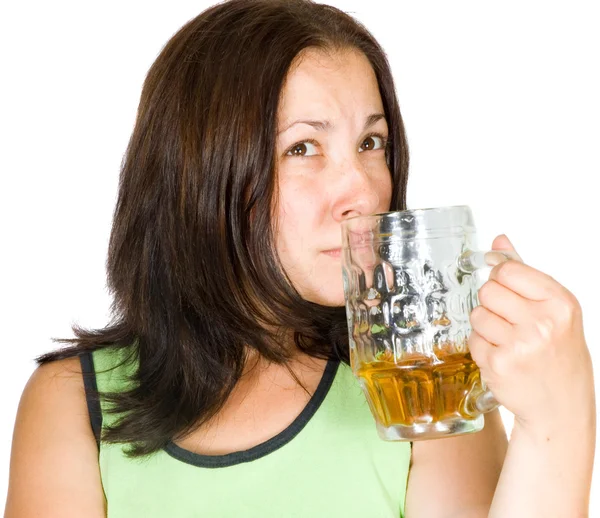 Frau mit Bier — Stockfoto
