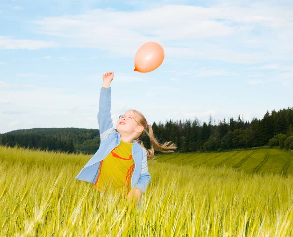 Flicka med en ballong — Stockfoto
