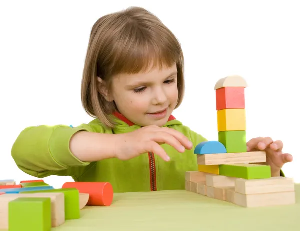 子供はおもちゃのブロックを果たしています。 — ストック写真