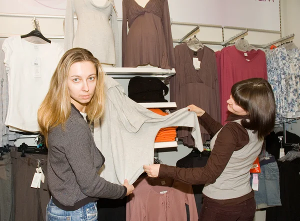 Two women in clothes shop — Stockfoto