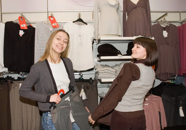 Two women in clothes shop — Stockfoto
