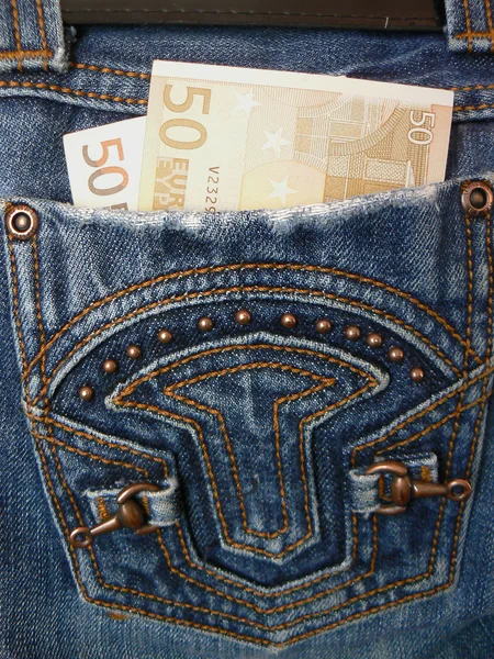 Pengar i fickan jeans — Stockfoto