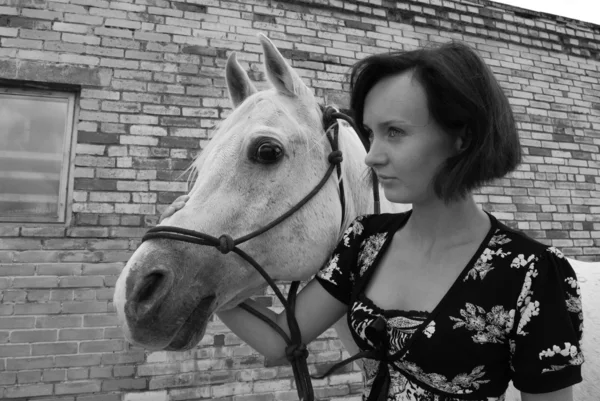 Fille avec un cheval — Photo