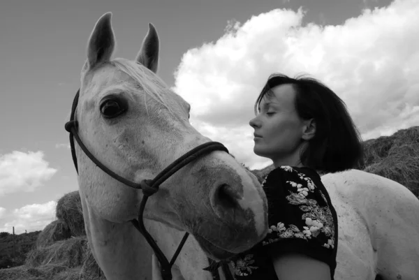 Chica con un caballo —  Fotos de Stock