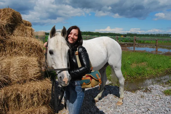 Chica con un caballo —  Fotos de Stock