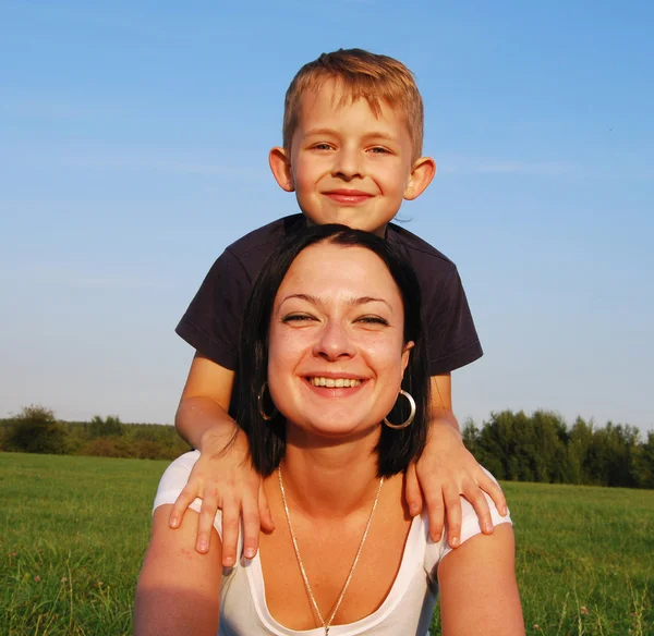 年轻的母亲和她的儿子 — 图库照片