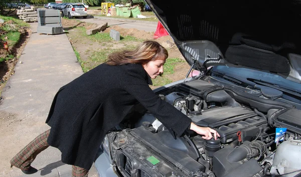 Meisje herstellen auto — Stockfoto