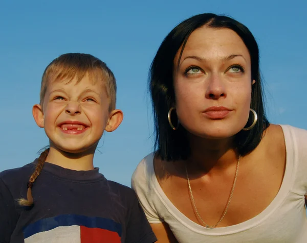 Junge Mutter mit Sohn — Stockfoto