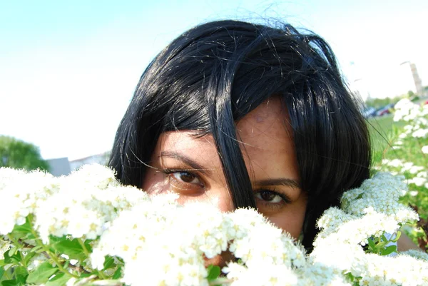Черная девушка с белыми цветами — стоковое фото