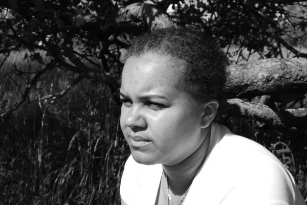 Chica negra en el prado —  Fotos de Stock