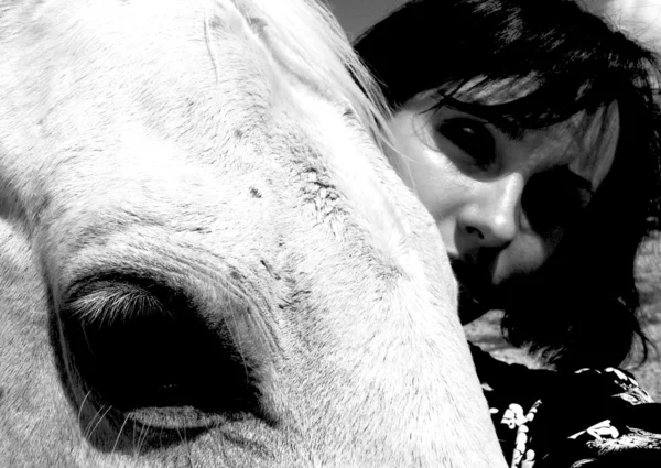 Flicka med en häst — Stockfoto