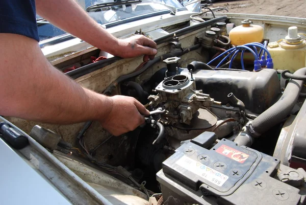 Repairing an old car — Stock Photo, Image