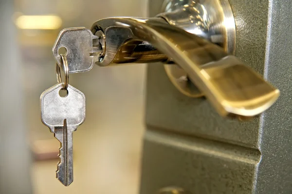 Uma fechadura da porta da casa e chaves — Fotografia de Stock