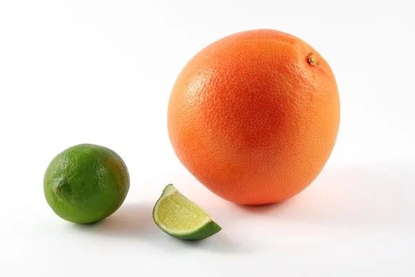Grejpfrut i zielone limonki — Zdjęcie stockowe