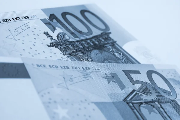 Algumas notas de euro num fundo branco — Fotografia de Stock