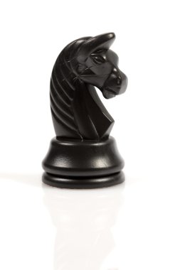 bir satranç tahtası üzerinde siyah satranç figürleri