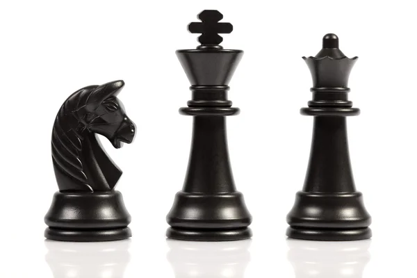 bir satranç tahtası üzerinde siyah satranç figürleri