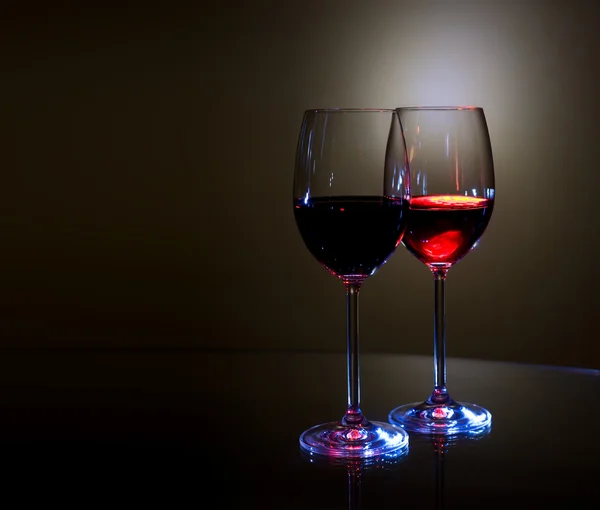 화이트 와인과 빨간 석류 스톡 사진
