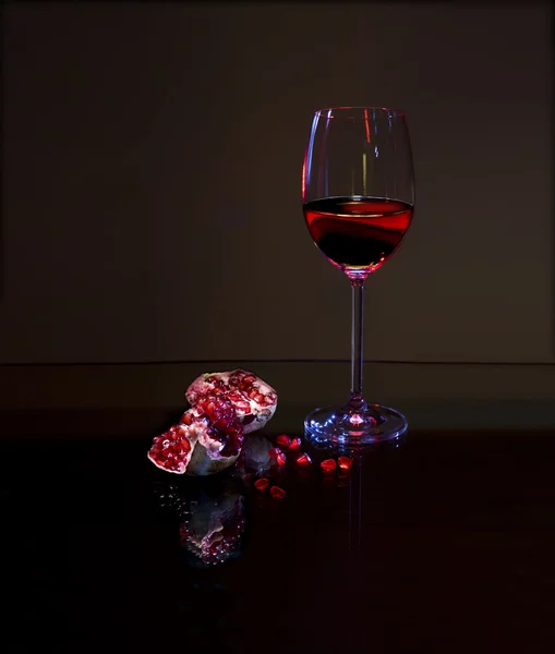Weißwein und roter Granatapfel lizenzfreie Stockfotos