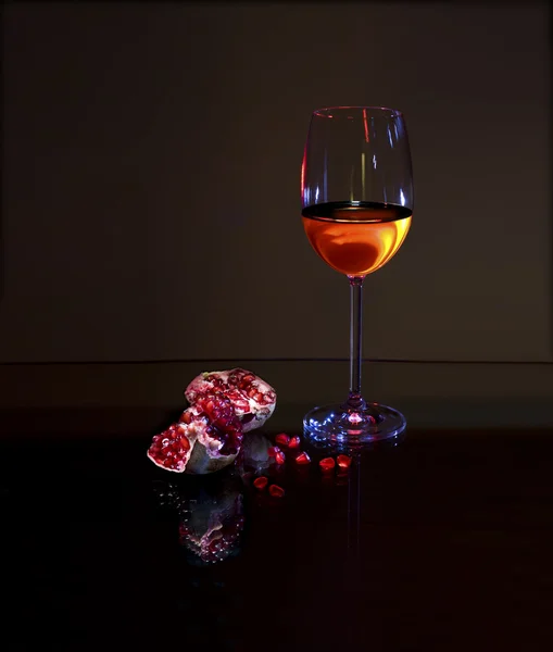 화이트 와인과 빨간 석류 스톡 사진