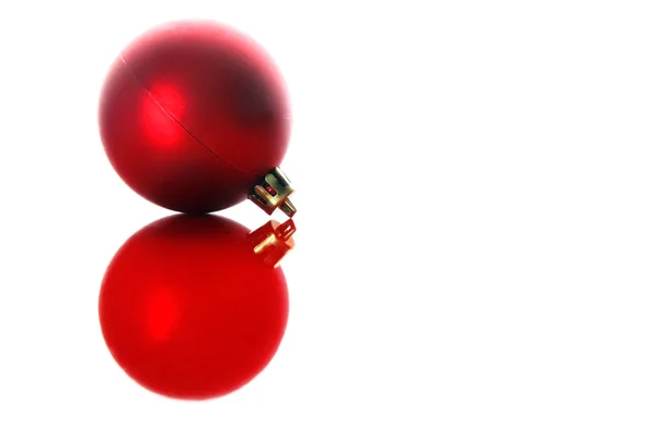 Bola de Navidad con reflexión aislada — Foto de Stock