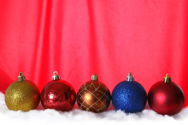 Bolas de Navidad sobre fondo rojo —  Fotos de Stock