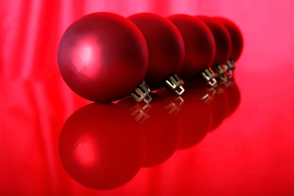 Palle rosse di Natale con riflessi iso — Foto Stock