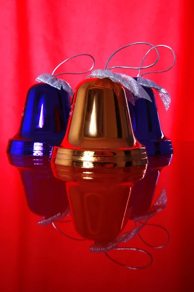反射 aga と赤のクリスマスの鐘 — ストック写真