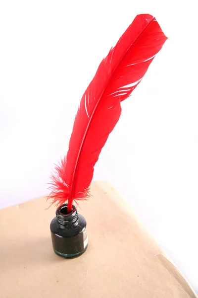 Антикварная красная ручка и чернильница на винтажной странице — стоковое фото