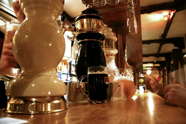 Piwo w barze nocnym stylowe — Zdjęcie stockowe