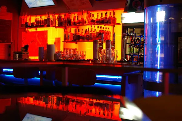 Un elegante bar notturno con contemporanea de — Foto Stock