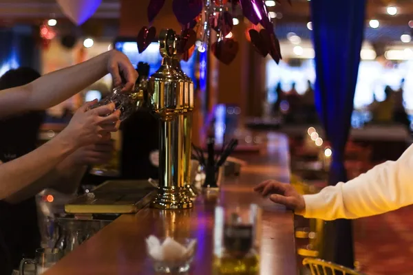Пиво в стильном ночном баре — стоковое фото