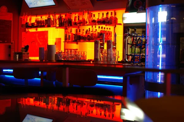 Um elegante bar noturno com contemporâneo de Imagem De Stock