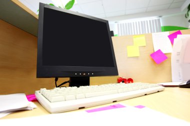 Office iş yerinde bilgisayar ile