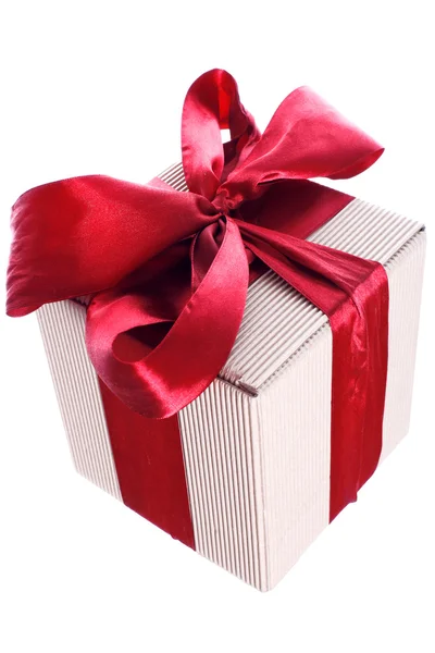 Подарочная коробка с красной лентой и изоляцией лука — стоковое фото