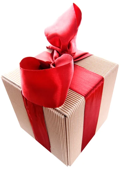 Confezione regalo con nastro rosso e fiocco isolato — Foto Stock